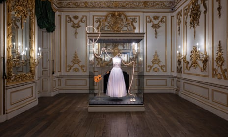 She could have lived in these galleries to create the music': Taylor Swift in among the V&A permanent collection | Taylor Swift | The Guardian She could have lived in these galleries to create the music': Taylor Swift in among the V&A permanent collection | Taylor Swift | The Guardian