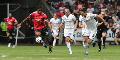 Marcus Rashford goes on the charge and Federico Fernandez attempts to keep up with him.