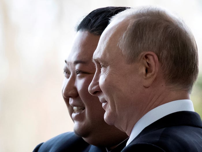 Rusya-Ukrayna savaşı: Moskova kuvvetleri Donetsk'te ilerlemeye çalışıyor; Putin, Kuzey Kore ile ilişkileri genişletme sözü verdi – canlı | Ukrayna 1 Rusya Devlet Başkanı Vladimir Putin ve Kuzey Kore lideri Kim Jong-un, 2019'da Rusya'nın Vladivostok kentinde yaptıkları görüşmede fotoğraf çektirdi.
