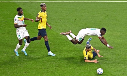 Ismaïla Sarr wins the penalty from which he gave Senegal the lead against Ecuador.