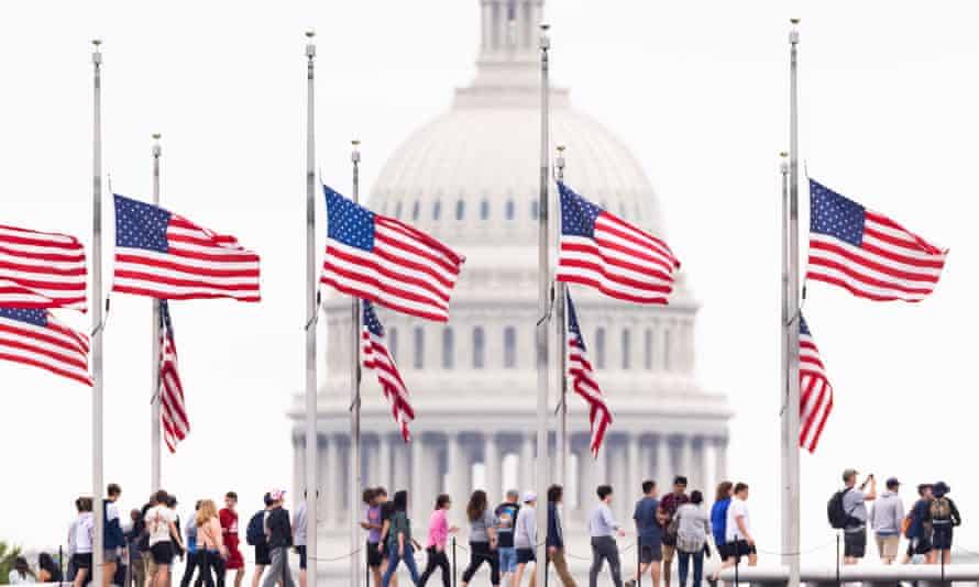 Des drapeaux américains flottent en berne pour marquer un million de décès dus au coronavirus sur le National Mall à Washington