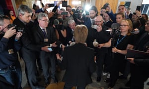 Mantan menteri pertama Nicola Sturgeon dikelilingi oleh wartawan saat dia kembali ke parlemen Skotlandia di Edinburgh.  Fotografer: Andrew Milligan/PA Wire