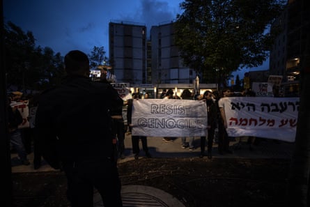 people demonstrate against the war in Jerusalem