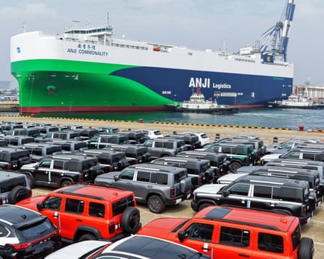 Οι κινεζικής κατασκευής Great Wall Motors περιμένουν να φορτωθούν σε πλοία για εξαγωγή στο λιμάνι Yantai στην πόλη Yantai, στην επαρχία Shandong, στην Κίνα.
