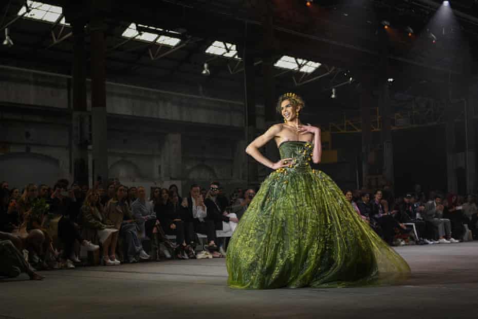 Le top model sfilano durante la sfilata di moda e design delle First Nations all'Australian Fashion Week 2021 a Sydney