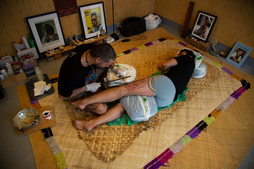 Mokonui-ā-rangi Smith creates a pūhoro (thigh tattoo) in his studio.