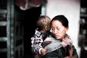 Tsiring carries her son through Kyanjin