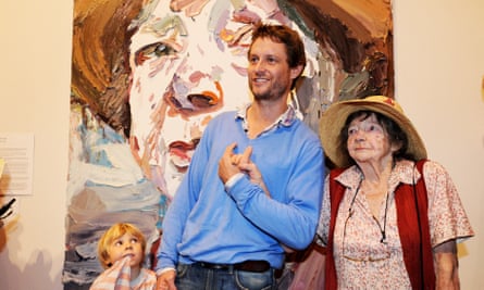 Painter Ben Quilty with Olley in front of his Archibald prize-winning portrait of her in 2011.