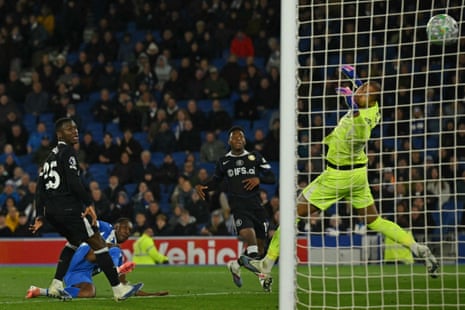 Дэнни Уэлбек (второй слева) забивает третий гол Брайтона.