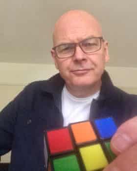 Phil avec son cube de Rubik.