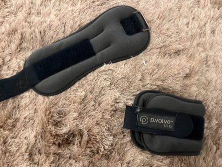 Pesas para tobillos ajustables Pvolve de un gimnasio en casa