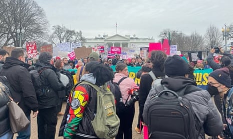 Los manifestantes se paran frente a la Casa Blanca en DC para la marcha de mujeres, en el 50 aniversario de Roe vs Wade.