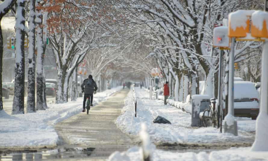 Storm blankets US north-east in snow as millions face ‘disruptive’ winter weather | US weather 1 5520