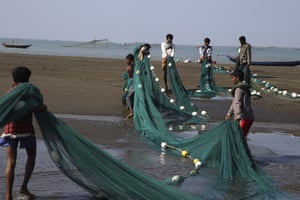 سيتوي ، ميانمار ، يقوم صيادو الروهينجا بإعداد شبكة صيد للصيد أثناء عملهم في موقع لإنتاج الأسماك المجففة بالقرب من مخيم تشونغ للنازحين داخليًا في سيتوي ، ولاية راخين