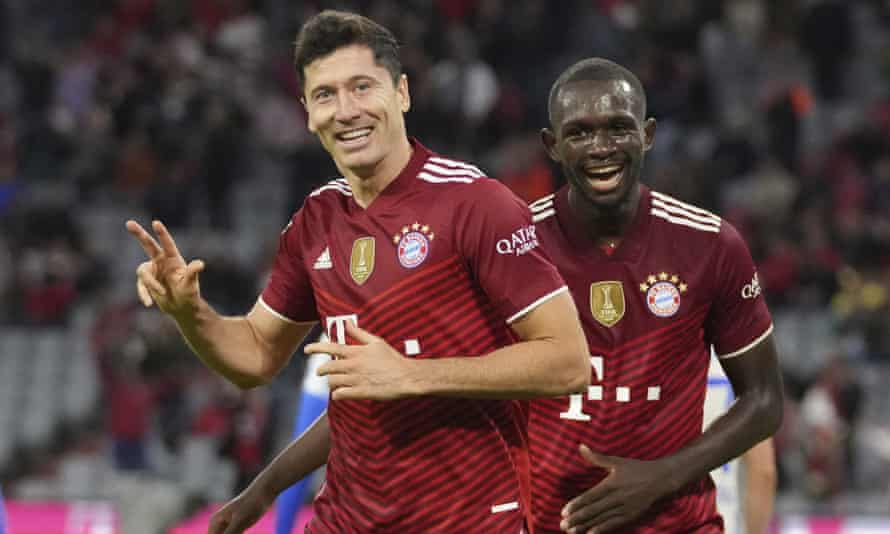 Pemain Bayern Munich Robert Lewandowski merayakan gol kelima timnya ke gawang Hertha BSC.