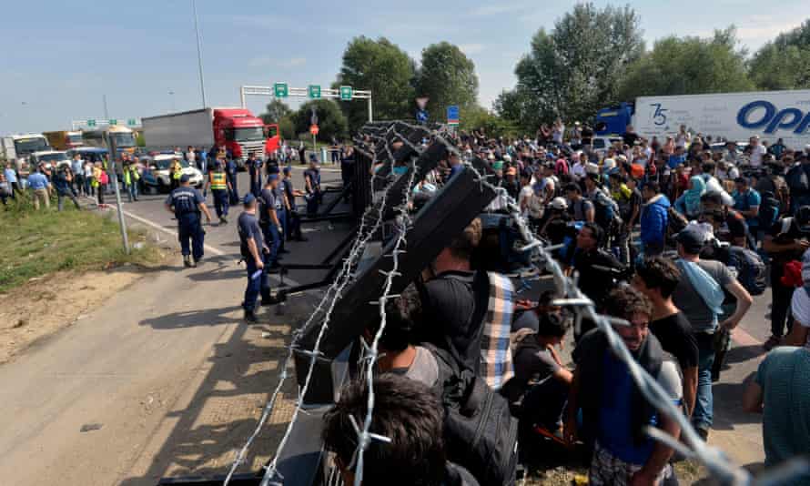 Hungary seals last gap on main border crossing to refugees