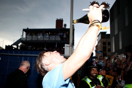 Parade Trofi Manchester CityMANCHESTER, INGGRIS - 12 JUNI: Jack Grealish dari Manchester City minum dari botol selama parade trofi Manchester City pada 12 Juni 2023 di Manchester, Inggris. (Foto oleh Isaac Parkin - MCFC/Manchester City FC via Getty Images)