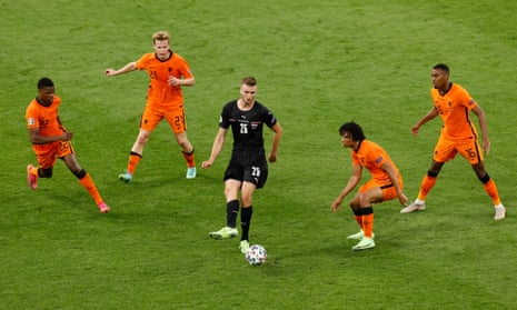 Sasa Kalajdzic passes the ball whilst under pressure from Dumfries, de Jong, Ake and Gravenberch.