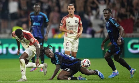 Ainsley Maitland-Niles et Ismaël Doukouré lors d'un match palpitant.