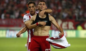 Lazar Randelovic, de Olympiakos, a la derecha, celebra después de marcar el tercer gol de su equipo contra Krasnodar en el partido de ida de la ronda de play-off de la Liga de Campeones