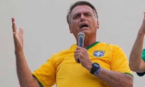 homem de camisa de futebol amarela fala no microfone