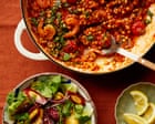 Brasato di gamberi e pomodoro con fregola: ricetta di Sami Tamimi e insalata quick‑pickled