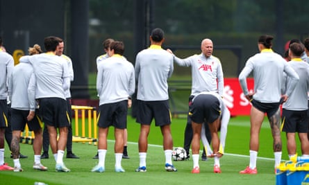 Arne Slot speaks to his players in the buildup to their match in Italy