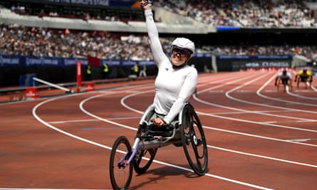 Hannah Cockroft celebrates after the women’s 800m wheelchair final during the 2023 London Diamond League event