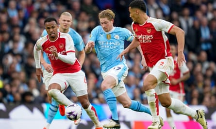 Kevin De Bruyne duels with Gabriel and William Saliba in the stalemate between Arsenal and Manchester City
