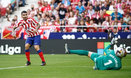 Ángel Correa regarde son tir dépasser Juan Carlos pour le deuxième but de l'Atlético Madrid