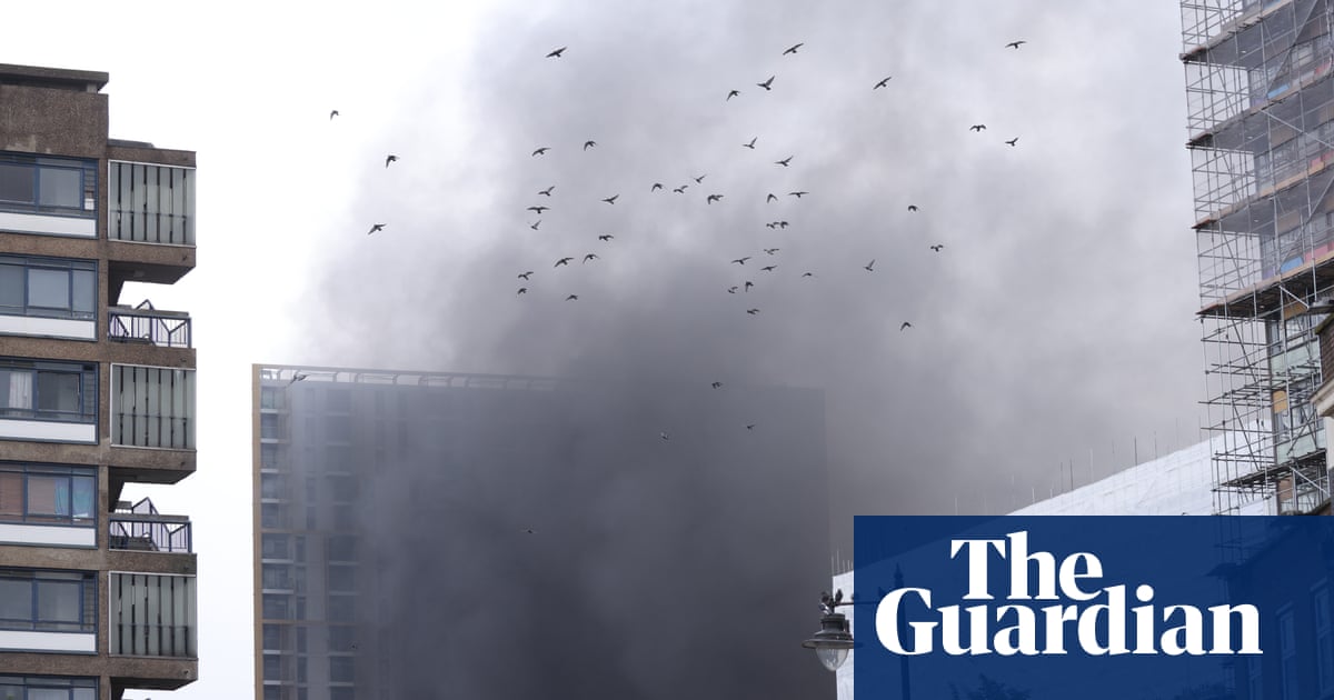 Firefighters attend huge blaze in Elephant and Castle, サウスロンドン