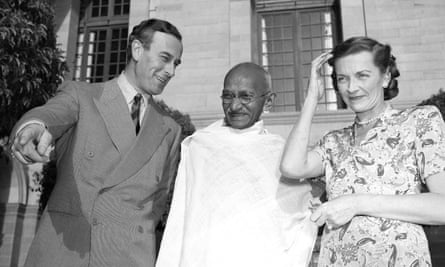 Gandhi
with Lord and Lady Mountbatten in 1947.