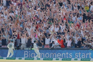 Los fanáticos de Inglaterra en el Western Terrace celebran cuando Ben Stokes pone un seis en la multitud.