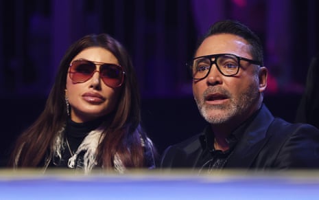 Oscar De La Hoya takes in the fights alongside partner Holly Sonders.
