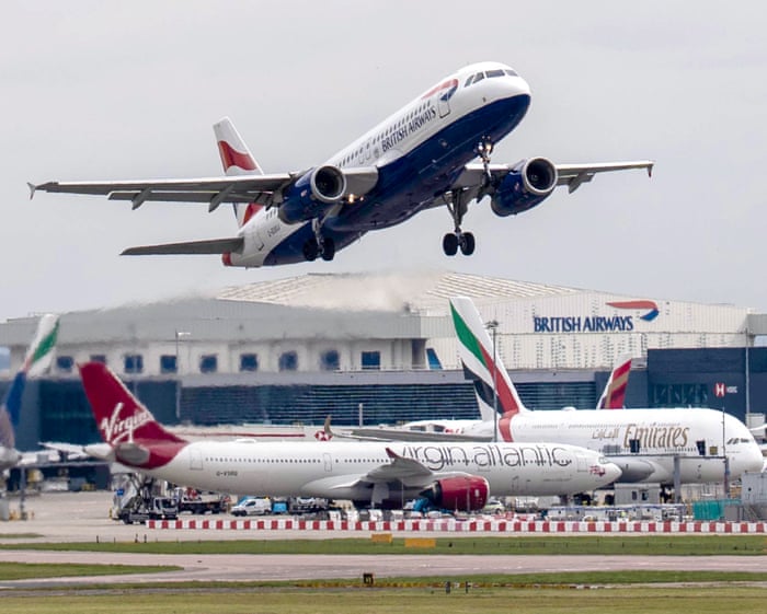 Thunderstorms disrupt Gatwick and Heathrow as hundreds of flights delayed or cancelled