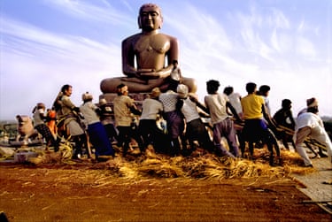 Jain Lord Swami Mahavir’s statue being installed, Delhi 1990