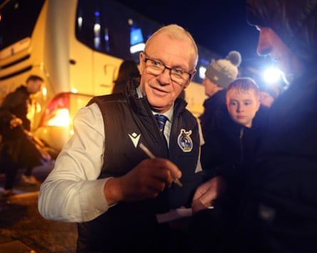 Steve Evans signs an autograph