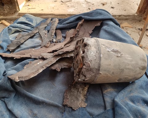 Un fragmento de bomba gris sobre una manta azul.