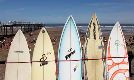 Surfboards on the promenade of Saltburn-by-the-Sea, United Kingdom.E95XYR Surfboards on the promenade of Saltburn-by-the-Sea, United Kingdom.