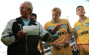 Sven-Göran Eriksson talks tactics with his Lazio players.