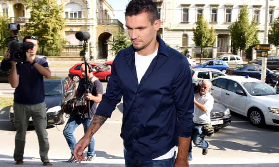 Le défenseur croate de Liverpool Dejan Lovren arrive dans la ville croate d'Osijek le 1er septembre 2017 pour témoigner dans un procès pour corruption contre l'ancien président du Dinamo Zagreb.