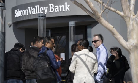 People queue up outside the headquarters of the Silicon Valley Bank (SVB) in Santa Clara, California.
