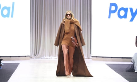 Her hair was luscious': Elle Macpherson makes runway return at Melbourne  fashion festival, Australian fashion