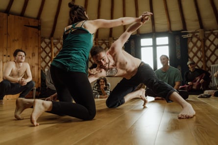 Les sessions du festival comprenaient des combats ludiques, des «relations authentiques», l'identification des arbres et un cercle de flûte.