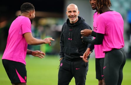 Enzo Maresca speaks with some of his Chelsea players during training.