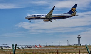 پرواز Ryanair FR1080 از لندن استنستد در فرودگاه بین المللی هومبرتو دلگادو فرود می آید.