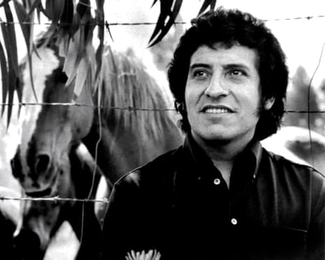 Víctor Jara smiling