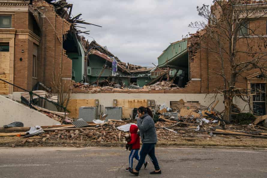 Uma família passa por uma igreja destruída em Mayfield, Kentucky.