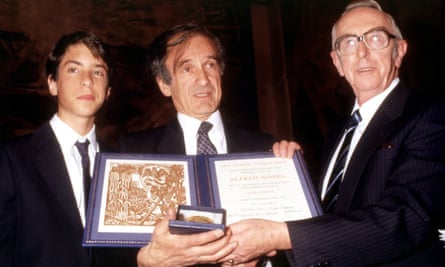 Elie Wiesel with his son Elisha and Nobel peace prize vommittee chairman Egil Aarvik at the award ceremony in Oslon, December 1986