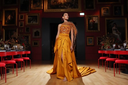 Charlee Fraser porte la première commission de mode autochtone du NGV. Fabriqué grâce à une collaboration entre la femme Yuwaalaraay Julie Shaw de Maara Collective et les maîtres tisserands Yolŋu Evonne Munuyngu, Lisa Gurrulpa, Serena Gubuyani, Mary Dhapalany et Margaret Malibirr de Bula'bula Arts.